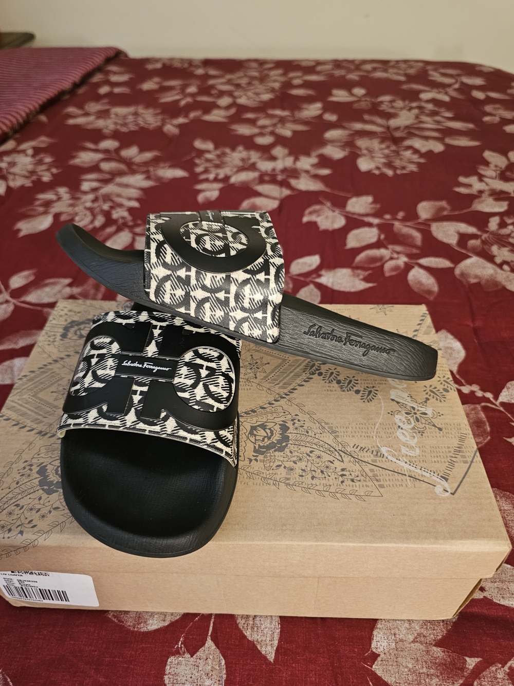 Salvatore Ferragamo Black & Ivory Logo Slide Sandals 9W - Picture 2 of 4